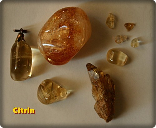 Citrin, Handschmeichler (wahrscheinlich gebrannter Amethyst) und diverse echte Steine